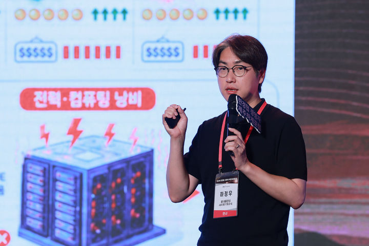 [서귀포=뉴시스]하정우 전 AI미래기획수석이 18일 제주도 롯데호텔에서 열린 ‘2026 한경협 경영자 제주하계포럼’에 참석해 'AI 시대, 국가와 기업의 새로운 역할'을 주제로 강연하고 있다. (사진=한경협 제공) 2026.07.18. photo@newsis.com *재판매 및 DB 금지