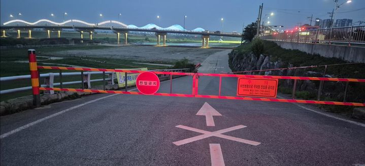 [논산=뉴시스]집중호우가 예상되는 18일 논산천 둔치 주차장이 통제됐다. 2026. 07. 18 photo@newsis.com *재판매 및 DB 금지