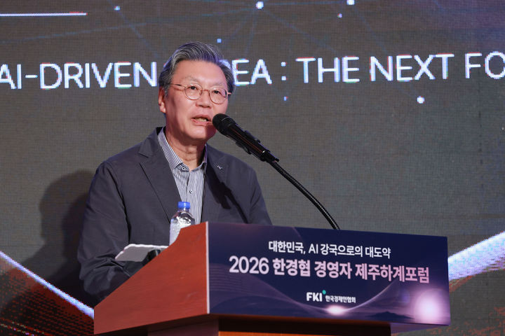 [서귀포=뉴시스]김창범 한국경제인협회 부회장이 15일 제주도 롯데호텔에서 열린 '2026 한경협 경영자 제주하계포럼'에서 인사말을 하고 있다. (사진=한경협 제공) 2026.07.15. photo@newsis.com *재판매 및 DB 금지