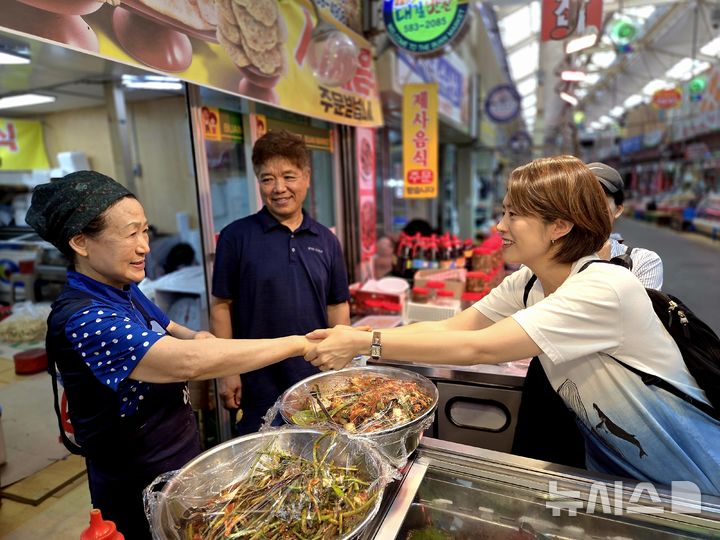 [부안=뉴시스] 김민수 기자= 고민정 더불어민주당 당대표 후보가 전북 부안상설시장을 방문해 상인과 인사를 나누고 있다. (사진= 고민정 후보 측 제공) *재판매 및 DB 금지