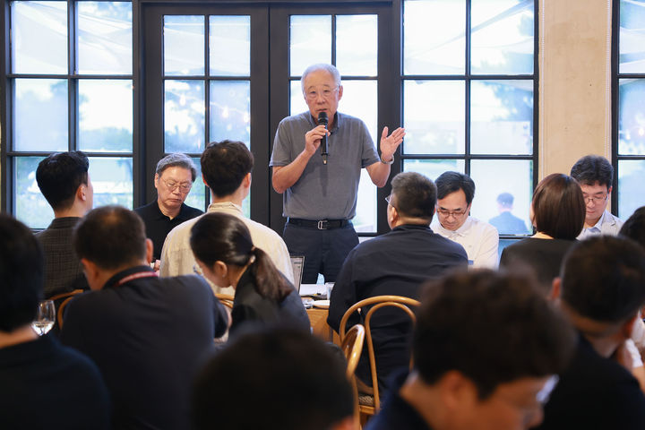 [서귀포=뉴시스]류진 한국경제인협회 회장이 17일 제주 서귀포시 인근식당에서 열린 ‘2026 한경협 경영자 제주하계포럼 기자간담회'에서 발언하고 있다. (사진=한경협 제공) 2026.07.17. photo@newsis.com *재판매 및 DB 금지