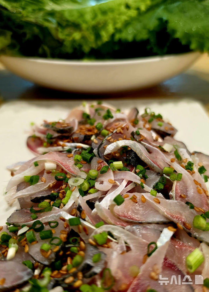 [남해=뉴시스] 씹을수록 고소한 감칠맛이 입안 가득 퍼지는 전어회.
