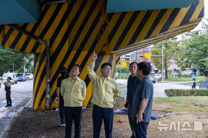 [군포=뉴시스] 한대희 시장이 위험 현장을 살피고 있다. (사진=군포시 제공). 2026.07.18. photo@newsis.com