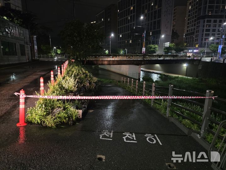 [성남=뉴시스] 성남시가 탄천 입구 출입을 차단했다 (사진=성남시 제공) 2026.07.18.photo@newsis.com