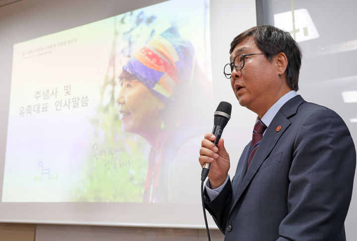 최휘영 문화체육관광부 장관이 18일 제주 서귀포시 제주올레 여행자센터에서 열린 고(故) 서명숙 제주올레 이사장 국민훈장 모란장 추서식에서 추념사를 하고 있다. (사진=문화체육관광부 제공) *재판매 및 DB 금지