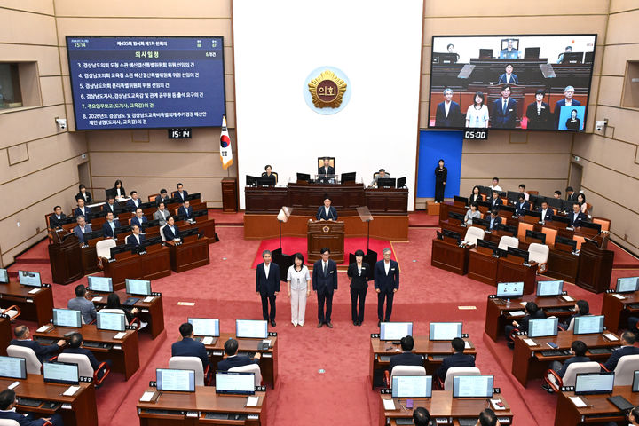 [창원=뉴시스]제435회 경남도의회 임시회 제1차 본회의에 출석한 권순기 경남교육감과 경남교육청 간부들의 모습.(사진=경남도의회 제공) 2026.07.18. photo@newsis.com *재판매 및 DB 금지