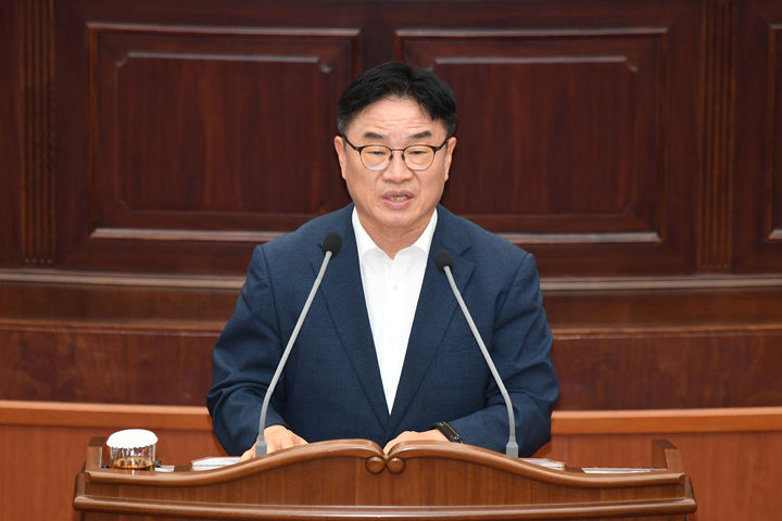 [창원=뉴시스]제435회 경남도의회 임시회 제1차 본회의에 출석한 권순기 경남교육감.(사진=경남도의회 제공) 2026.07.18. photo@newsis.com *재판매 및 DB 금지