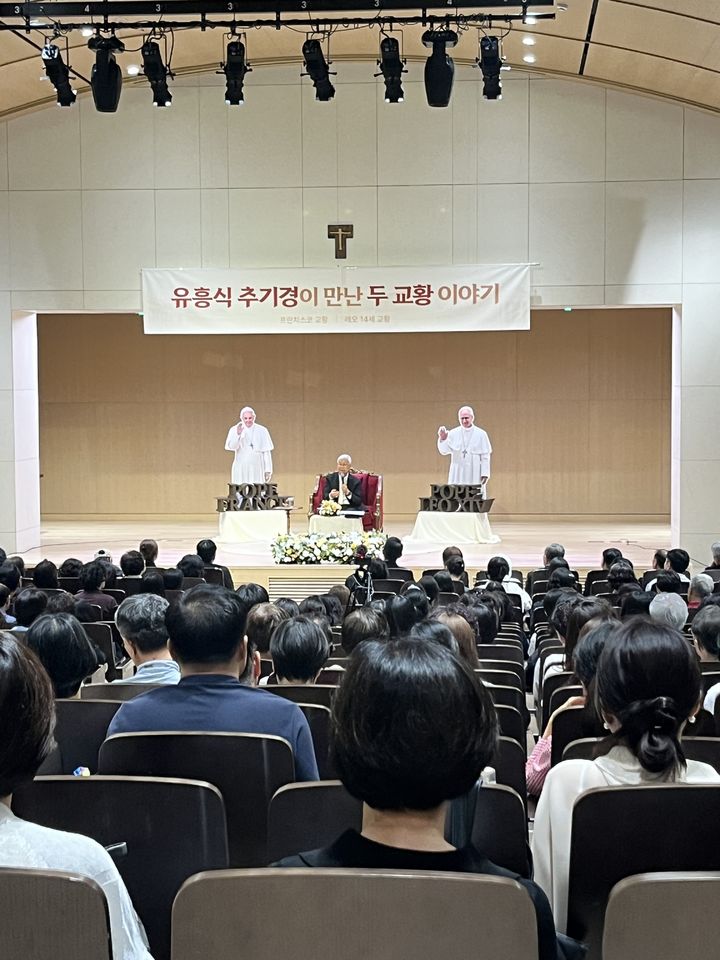 [서울=뉴시스] 유흥식 추기경이 18일 서울 중구 명동대성당 코스트홀에서 '유흥식 추기경이 만난 두 교황 이야기'를 주제로 강연하고 있다 (사진=가톨릭 출판사 제공) 2026.07.18. photo@newsis.com *재판매 및 DB 금지