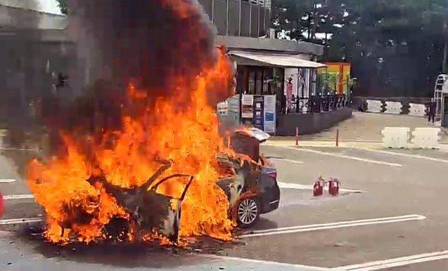 [화성=뉴시스] 서해안고속도로 화성휴게소 차량 화재 현장(사진=경기도소방재난본부 제공) *재판매 및 DB 금지