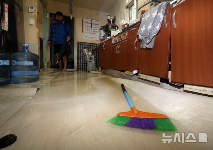 [고양=뉴시스] 김명년 기자 = 18일 새벽부터 내린 집중호우로 침수된 경기 고양 화전동 주택가 바닥에 빗물이 고여있다. 2026.07.18. kmn@newsis.com