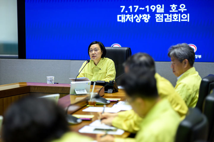 [서울=뉴시스] 조수정 기자 = 한성숙 국무총리가 18일 오전 서울 종로구 정부서울청사 중앙재난안전상황실 서울상황센터에서 열린 호우 대처상황 점검회의를 주재하고 있다. (사진=국무총리실 제공) 2026.07.18. chocrystal@newsis.com *재판매 및 DB 금지
