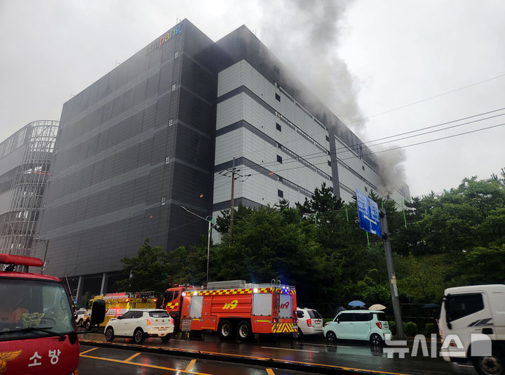 [인천=뉴시스] 전진환 기자 = 18일 인천소방본부에 따르면 이날 오전 6시54분께 서해구 석남동 쿠팡32물류센터 6층에서 화재가 발생해 물류센터 직원 등 121명이 자력 대피하면서 현재까지 인명피해는 없는 것으로 파악됐다. 신고를 받고 출동한 소방당국은 소방관 등 인력 219명과 펌프차량 등 장비 79대를 동원해 불을 끄고 있다. (사진=인천소방본부 제공) 2026.07.18. photo@newsis.com *재판매 및 DB 금지