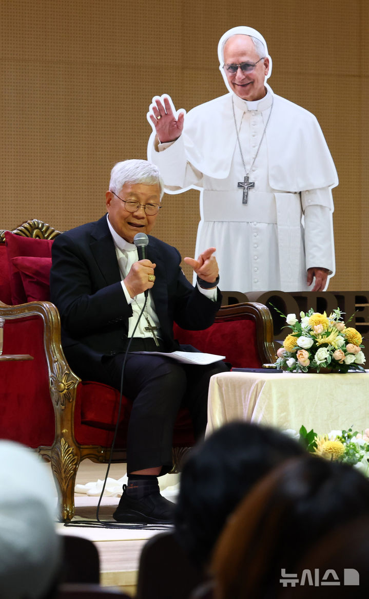 [서울=뉴시스] 전신 기자 = 교황청 성직자부 장관인 유흥식 추기경이 18일 서울 중구 명동대성당 코스트홀에서 '유흥식 추기경이 만난 두 교황 이야기' 주제로 강연을 하고 있다. 2026.07.18. photo1006@newsis.com
