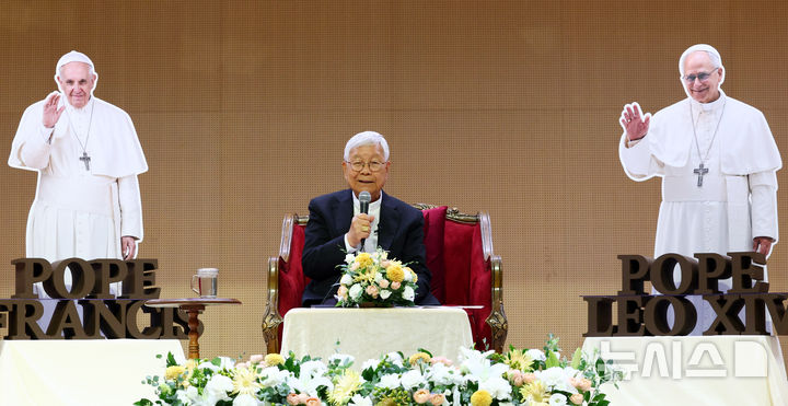 [서울=뉴시스] 전신 기자 = 교황청 성직자부 장관인 유흥식 추기경이 18일 서울 중구 명동대성당 코스트홀에서 '유흥식 추기경이 만난 두 교황 이야기' 주제로 강연을 하고 있다. 2026.07.18. photo1006@newsis.com
