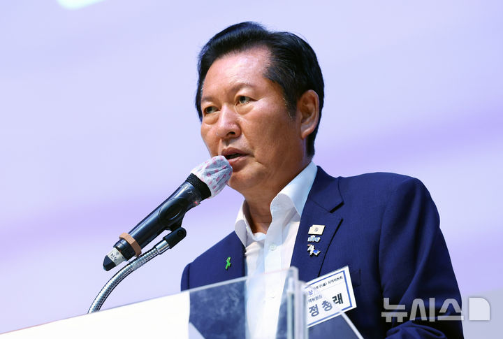 [서울=뉴시스] 전신 기자 = 더불어민주당 당권 주자인 정청래 전 대표가 18일 서울 마포구청 대강당에서 열린 서울마포을 정기지역당원대회에서 발언하고 있다. 2026.07.18. photo1006@newsis.com