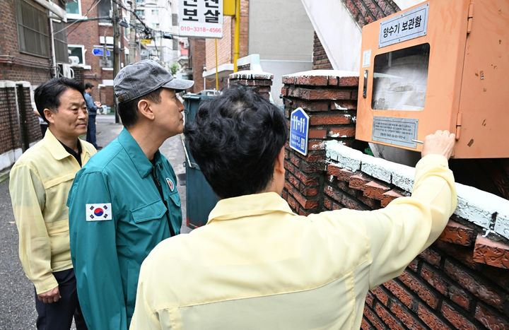 [서울=뉴시스] 김명년 기자 = 오세훈 서울시장이 18일 은평구 응암3동 침수 취약지역을 찾아 침수예방시설을 점검하고 있다.(사진=서울시 제공) 2026.07.18. photo@newsis.com *재판매 및 DB 금지