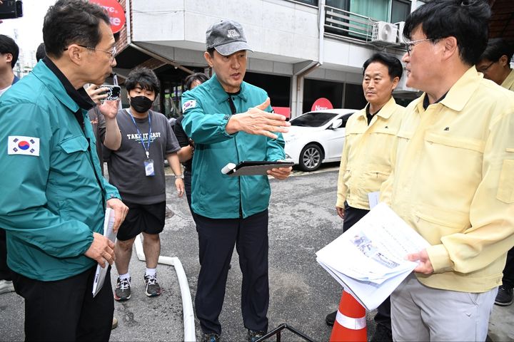 [서울=뉴시스] 김명년 기자 = 오세훈 서울시장이 18일 은평구 응암3동 침수 취약지역을 찾아 침수예방시설을 점검하고 있다.(사진=서울시 제공) 2026.07.18. photo@newsis.com *재판매 및 DB 금지