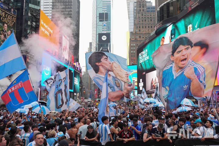 [뉴욕=AP/뉴시스] 2026 국제축구연맹(FIFA) 북중미 월드컵 결승전을 위해 미국 뉴욕을 찾은 아르헨티나 축구 팬들. 2026.07.18.