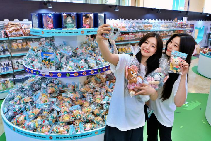 서울 송파구 잠실 롯데월드몰 1층 아트리움 광장에서 진행 중인 '톰과 제리 한옥대소동' 팝업스토어를 모델이 구경하고 있다. (사진=롯데백화점 제공) *재판매 및 DB 금지
