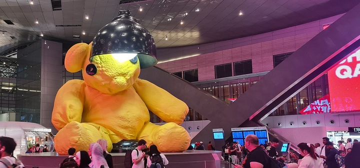 카타르 도하 하마드 국제공항에 있는 우르스 피셔 (Urs Fischer)의 '무제 (램프/곰) / Untitled (Lamp/Bear)'. 청동에 우레탄 도료 코팅, 아크릴, 유리, 알루미늄 구조물 및 라이트 시스템, 700 × 650 × 749 cm (높이 약 7m), 2005-2006. 사진=이규현 제공. *재판매 및 DB 금지