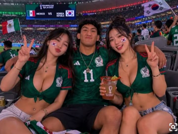 [서울=뉴시스]멕시코계 미국인 UFC 선수 라울 로사스 주니어는 멕시코 대표팀 유니폼을 입은 한국 여성들을 조롱하는 내용의 인공지능(AI) 생성 이미지를 인스타그램에 게시했다.(사진=라울 로사스 주니어 인스타그램 캡처)