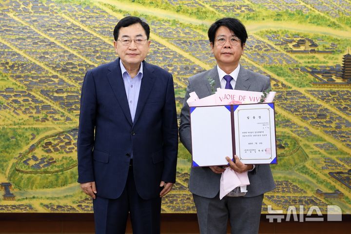 주낙영(왼쪽) 경주시장과 정지영 제4대 경주문화재단 대표이사