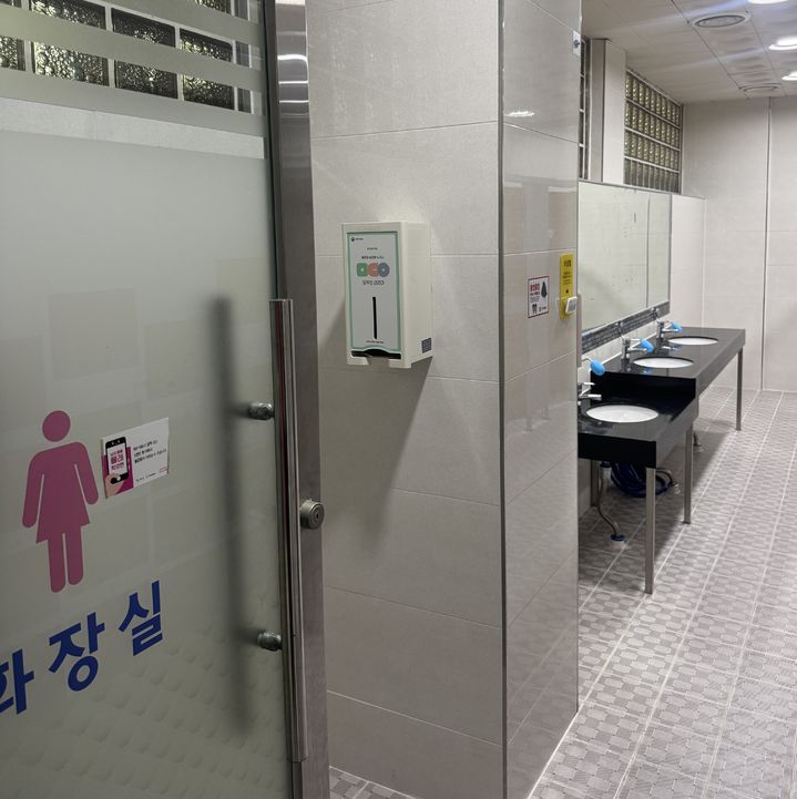 [구미=뉴시스] 생리대 수동지급기. (사진=구미시 제공) 2026.07.19 photo@newsis.com *재판매 및 DB 금지