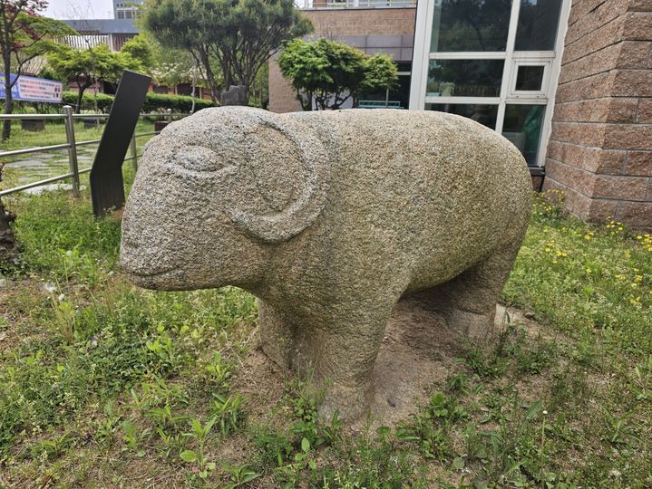 [안산=뉴시스] 문영호 기자 = 경기 안산시 안산문화원 입구 왼쪽 야외전시장에 놓인 석양(石羊). 단종의 생모 현덕왕후의 폐릉지에 있던 석물이다. 2026.07.19. sonanom@newsis.com *재판매 및 DB 금지