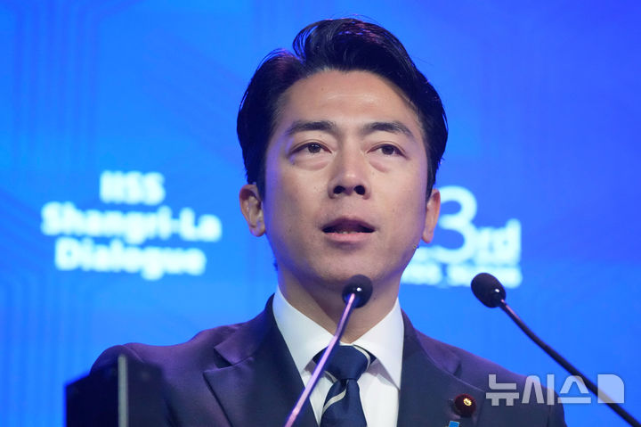[싱가포르=AP/뉴시스] 19일 아사히신문과 산케이신문 등에 따르면 고이즈미 신지로 일본 방위상은 지난 17일 인터넷 방송 '겐론 테레비'에 출연해 "일본으로서는 논의하기 어려운 과제이지만 언급하지 않을 수 없는 것 중 하나가 핵"이라고 말했다. 사진은 고이즈미 방위상이 지난 5월 31일 싱가포르에서 열린 아시아 연례 국방·안보 포럼인 샹그릴라 대화에서 연설하는 모습. 2026.07.19.