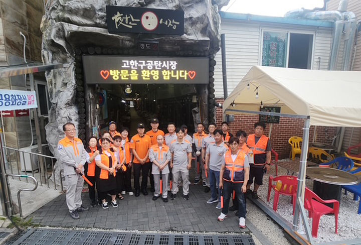 고한 남·녀 의용소방대원들이 구공탄시장에서 안전점검을 실시하고 있다.(사진=정선군 제공) *재판매 및 DB 금지