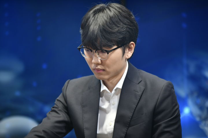 'AI' 카타고 잡은 '인간 최강' 신진서 "3국서도 치열한 승부"(종합)