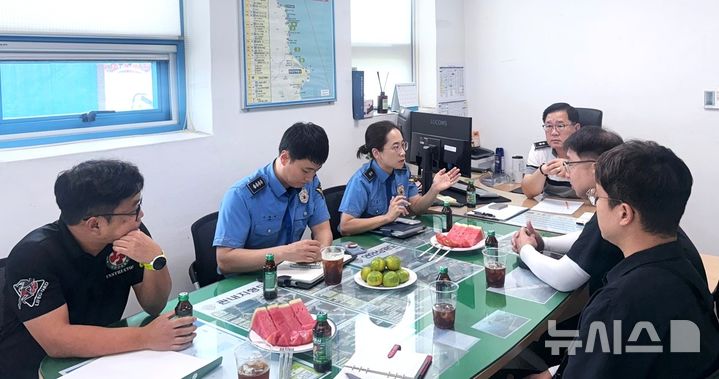 [포항=뉴시스] = 포항시 관계자와 해양 경찰이 물놀이 안전사고 예방과 현장 대응 관련 회의. 2026.07.19. photo@newsis.com