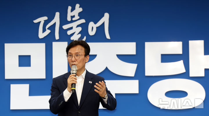  [부산=뉴시스] 하경민 기자 = 더불어민주당 당권 주자인 김민석 전 국무총리가 19일 부산 동구 부산시당에서 권리당원들과 간담회를 갖고 있다. 2026.07.19. yulnetphoto@newsis.com 