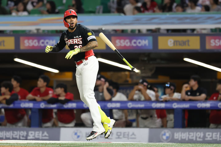 [서울=뉴시스] 프로야구 KIA 타이거즈 해럴드 카스트로가 19일 인천 SSG랜더스필드에서 열린 2026 신한 쏠 KBO리그 SSG 랜더스와의 경기 8회 2점 홈런을 친 뒤 포효하고 있다. (사진=KIA 타이거즈 제공) 2026.07.19.