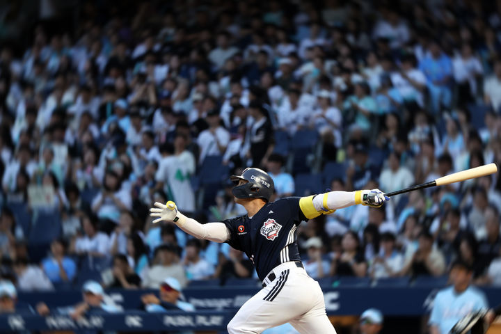 [서울=뉴시스] 프로야구 두산 베어스의 강승호가 19일 창원NC파크에서 열린 2026 신한 쏠 KBO리그 NC 다이노스와의 경기에서 홈런을 치고 있다. (사진=두산 베어스 제공) 2026.07.19.