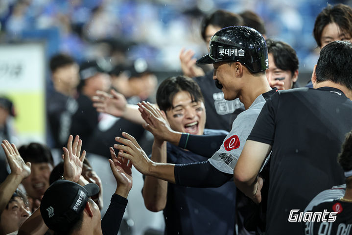 [서울=뉴시스] 프로야구 롯데 자이언츠의 노진혁이 19일 대구 삼성라이온즈파크에서 열린 2026 신한 쏠 KBO리그 삼성 라이온즈와의 경기에서 동점 적시타를 친 뒤 동료들의 축하를 받고 있다. (사진=롯데 자이언츠 제공) 2026.07.19.