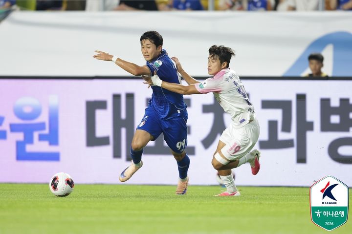 [서울=뉴시스] 프로축구 K리그2 수원 삼성의 김도연, 파주 프런티어의 유재준. (사진=한국프로축구연맹 제공)