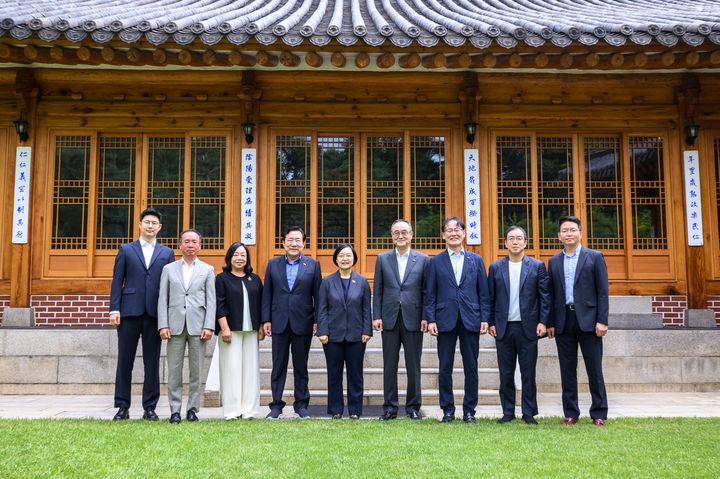 [서울=뉴시스] 조수정 기자 = 한성숙 국무총리가 19일 오전 서울 종로구 총리공관에서 열린 중소기업협단체 오찬간담회에서 참석 대표자들과 기념촬영 하고 있다. (사진=국무총리실 제공) 2026.07.19. chocrystal@newsis.com *재판매 및 DB 금지