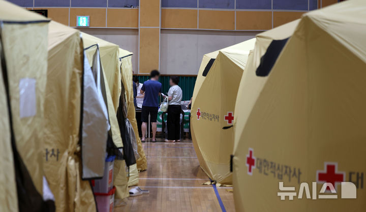 [인천=뉴시스] 김선웅 기자 = 19일 인천 서해구 신현초등학교 체육관에서 쿠팡 물류센터 화재 임시 대피소가 설치돼 운영되고 있다. 2026.07.19. mangusta@newsis.com
