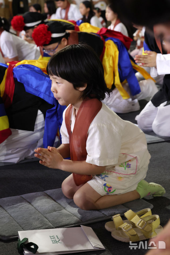 [부산=뉴시스] 박진희 기자 = 대한불교조계종 '2026 부산·경남 포교역량 결집대회'에 참석한 민규리(7) 어린이가 19일 부산 동구 부산항국제전시컨벤션센터(BPEX)에서 어린이·청소년 수계 의식(장궤합장)을 하고 있다. 2026.07.19. pak7130@newsis.com