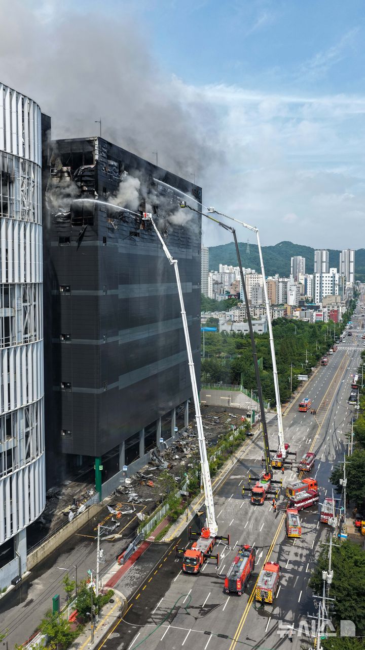 [인천=뉴시스] 김선웅 기자 = 19일 인천 서해구 석남동 쿠팡32물류센터에서 소방당국이 전날 발생한 화재를 진압하고 있다. 전날 오전 6시54분쯤 발생한 화재는 30시간 넘게 이어지고 있으며 소방당국은 오후 11시쯤 초진이 가능할 것으로 예상하고 있다. 2026.07.19. mangusta@newsis.com
