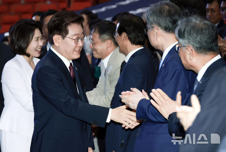 [부산=뉴시스] 김진아 기자 = 이재명 대통령과 김혜경 여사가 19일 부산에서 열린 제48차 유네스코 세계유산위원회 개회식에 입장하며 참석자들과 악수를 하고 있다. 2026.07.19. bluesoda@newsis.com