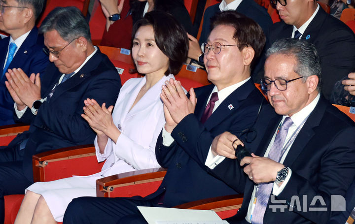 [부산=뉴시스] 김진아 기자 = 이재명 대통령과 김혜경 여사가 19일 부산에서 열린 제48차 유네스코 세계유산위원회 개회식에서 박수를 치고 있다. 왼쪽부터 허민 국가유산청장, 김 여사, 이 대통령, 칼레드 엘에나니 유네스코 사무총장. 2026.07.19. bluesoda@newsis.com