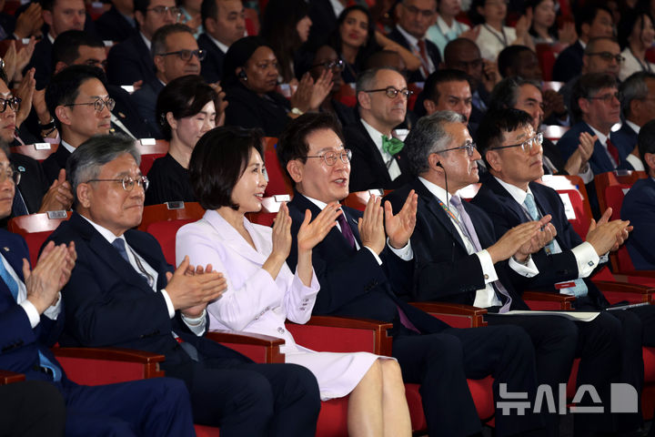 [부산=뉴시스] 김진아 기자 = 이재명 대통령과 김혜경 여사가 19일 부산 벡스코에서 열린 제48차 유네스코 세계유산위원회 개회식에서 공연을 보며 박수를 치고 있다.왼쪽부터 허민 국가유산청장, 김 여사, 이 대통령, 칼레드 엘에나니 유네스코 사무총장, 이병현 제48차 세계유산위원회 의장.2026.07.19. bluesoda@newsis.com