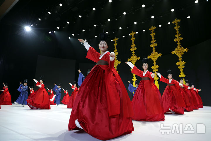 [부산=뉴시스] 김진아 기자 = 19일 부산에서 열린 제48차 유네스코 세계유산위원회 개회식에서 문화공연이 펼쳐지고 있다. 2026.07.19. bluesoda@newsis.com