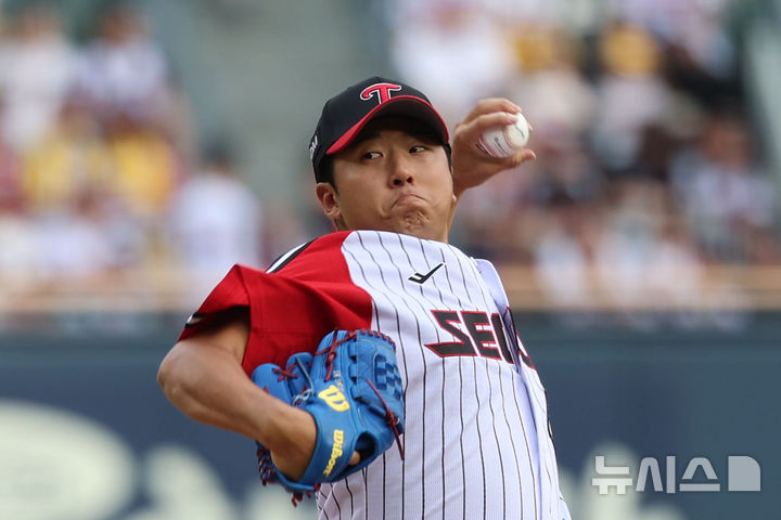 [서울=뉴시스] 권창회 기자 = 19일 서울 송파구 잠실야구장에서 열린 2026 KBO리그 KT 위즈와 LG 트윈스의 경기, 1회 초 LG 선발 송승기가 역투하고 있다. 2026.07.19. kch0523@newsis.com