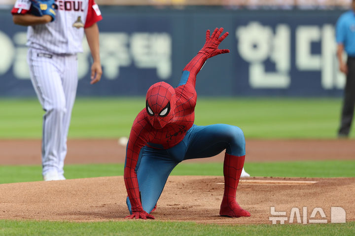 야구장에 뜬 스파이더맨