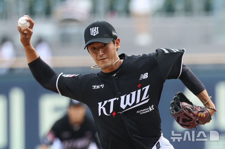 [서울=뉴시스] 권창회 기자 = 19일 서울 송파구 잠실야구장에서 열린 2026 KBO리그 KT 위즈와 LG 트윈스의 경기, 1회 말 KT 선발 고영표가 역투하고 있다. 2026.07.19. kch0523@newsis.com