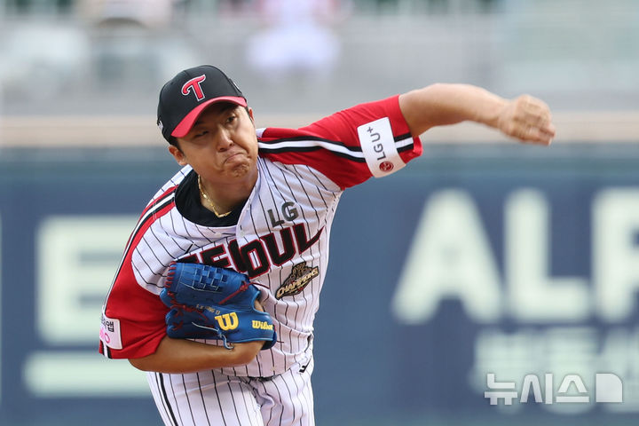 [서울=뉴시스] 권창회 기자 = 19일 서울 송파구 잠실야구장에서 열린 2026 KBO리그 KT 위즈와 LG 트윈스의 경기, 1회 초 LG 선발 송승기가 역투하고 있다. 2026.07.19. kch0523@newsis.com