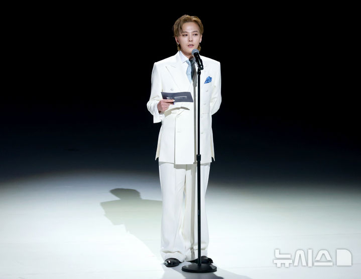 [부산=뉴시스] 김진아 기자 = 가수 GD가 19일 부산에서 열린 제48차 유네스코 세계유산위원회 개회식에서 메시지 퍼포먼스를 하고 있다. 2026.07.19. bluesoda@newsis.com